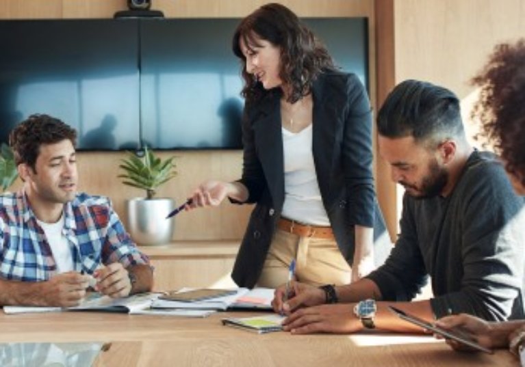 Un directeur d’établissement peut-il représenter les salariés au CSE ?