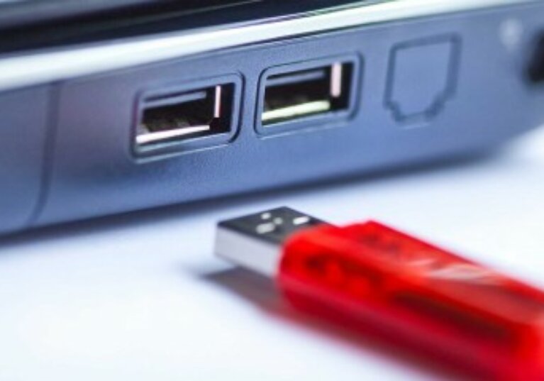 Clé USB non connectée : l’employeur peut-il librement la consulter ?